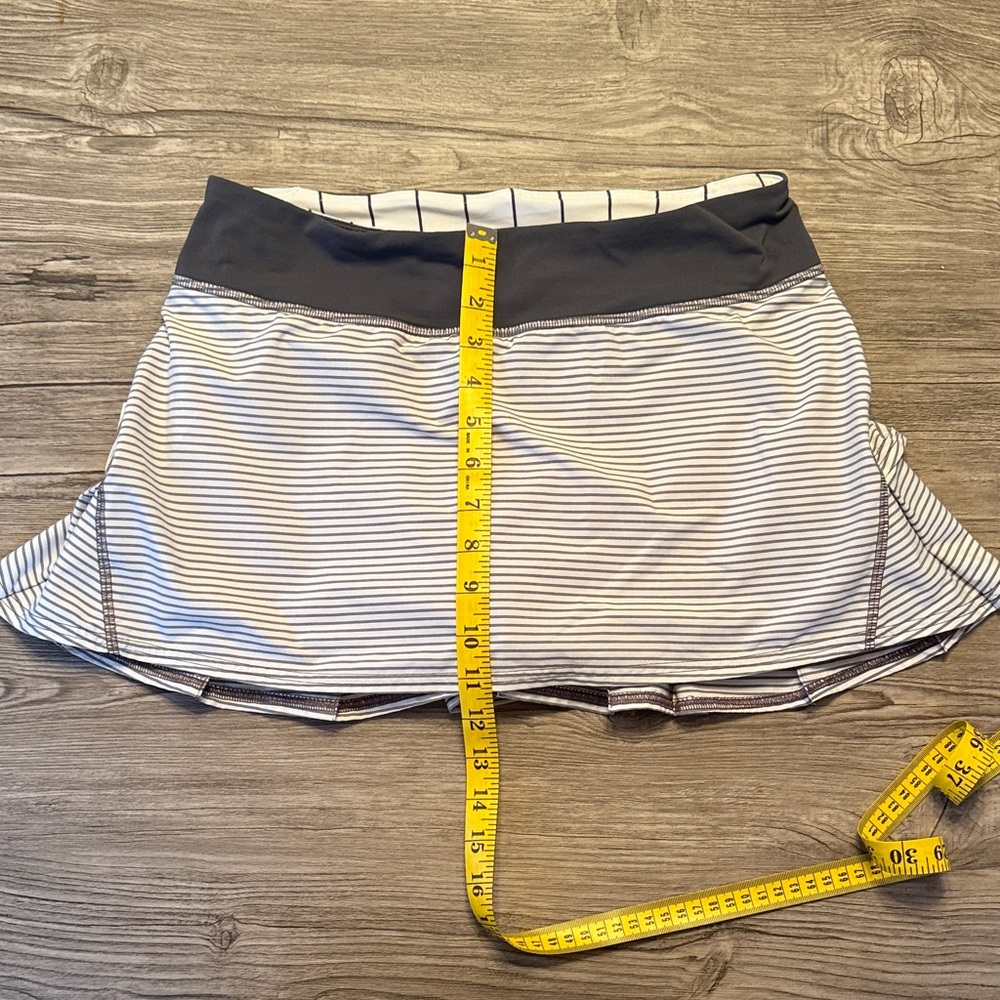 lululemon athletica White and Gray Striped Women’s Skort - Picture 2 of 6